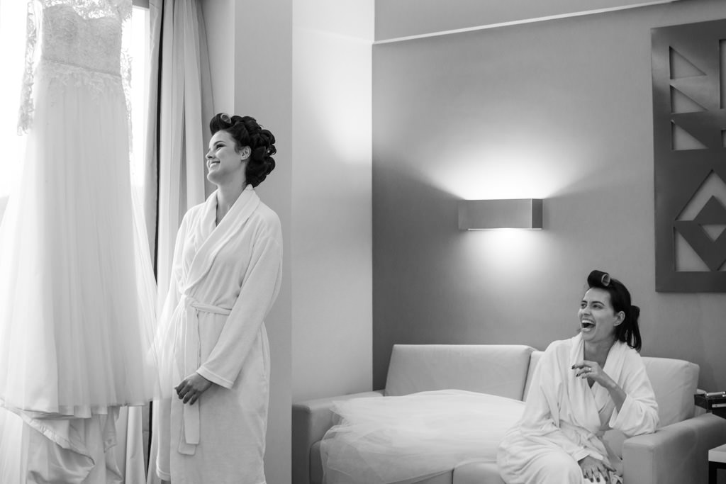 Isabella admirando o seu vestido de noiva momento antes de vesti-lo, no hotel Promenade Veredas Sete Lagoas e a linda risada de sua mãe