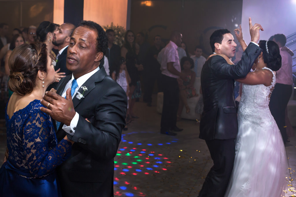 na hora da dança dos noivos cassia e moises, juntamente com os pais de cassia, com a banda fator r3