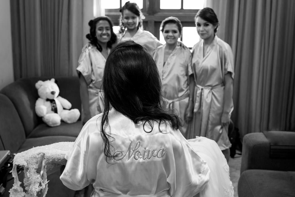 making of da noiva cássia momento onde ela mostra o seu vestido de noiva para sua mãe e madrinhas dos seu casamento