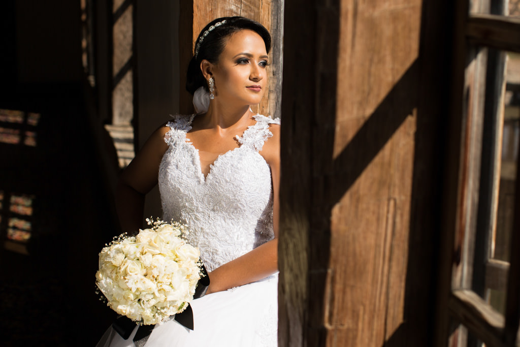 Cassia já toda pronta linda segurando seu lindo buque da noiva