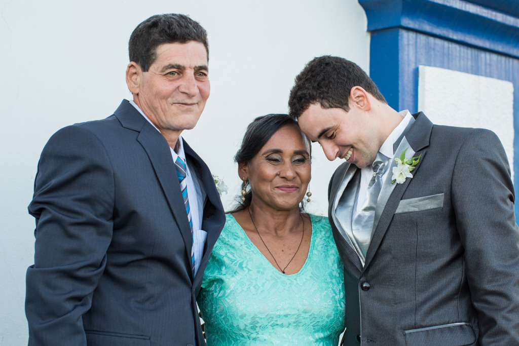 o noivo moisés na porta da Igreja matriz Santo Antonio em Sete lagoas com seus pais e um carinho todo especia em sua mãe