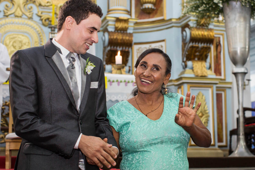 Já no altar da Matriz de Santo Antônio Moisés o noivo com sua mãe