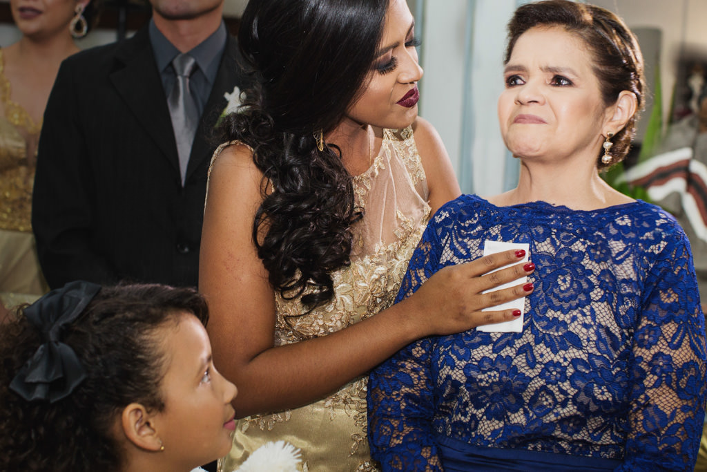 Na hora da entrada da linda noiva cassia a sua mãe não conteve as lágrimas