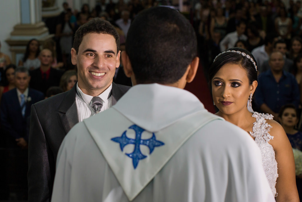no altar da igreja matriz de santo antonio Cassia e Moises recebem a benção do padre wilson