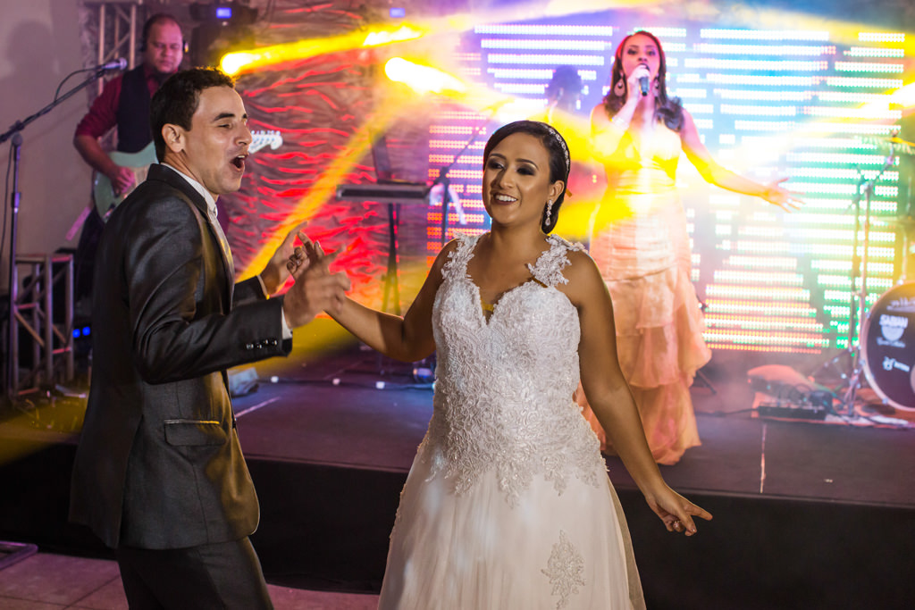 na pista de dança da festa sob a animação da banda Fator R3 Cassia e Moises