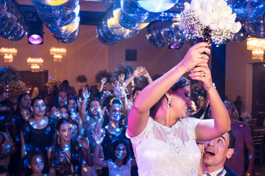 na hora mais esperada da festa o momento de jogar o buquê, Moisés dando a dica para quem jogar