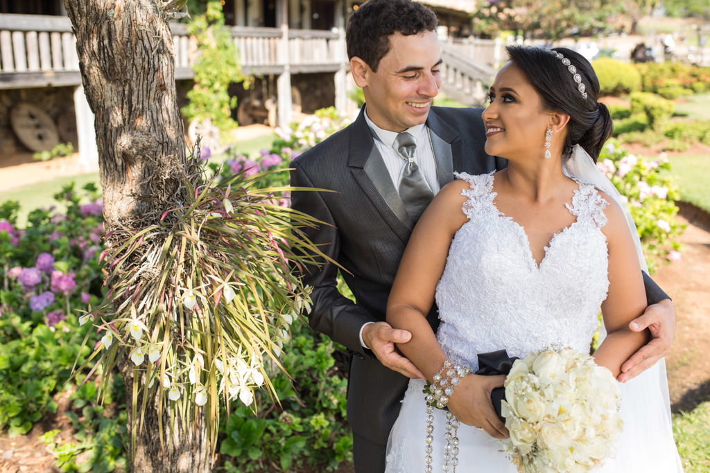 o pós casamento no belo cenário do Hotel solar do engenho e sete lagoas o abraço carinhoso de cassia e moises