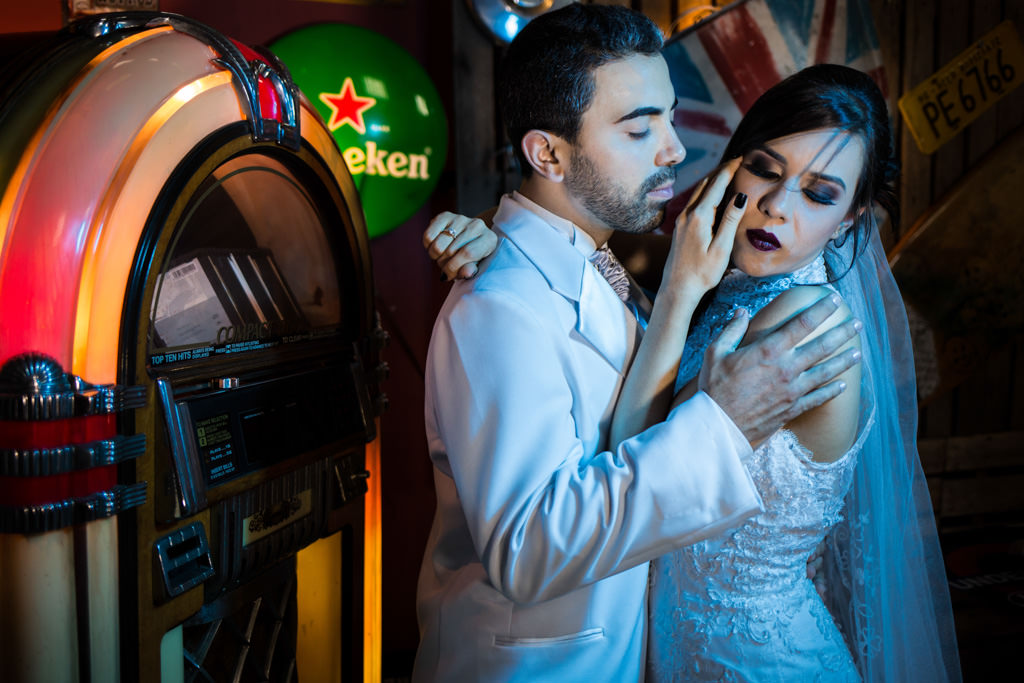 a luz azul contorna os noivos e henriques acolhe rafaela com carinho