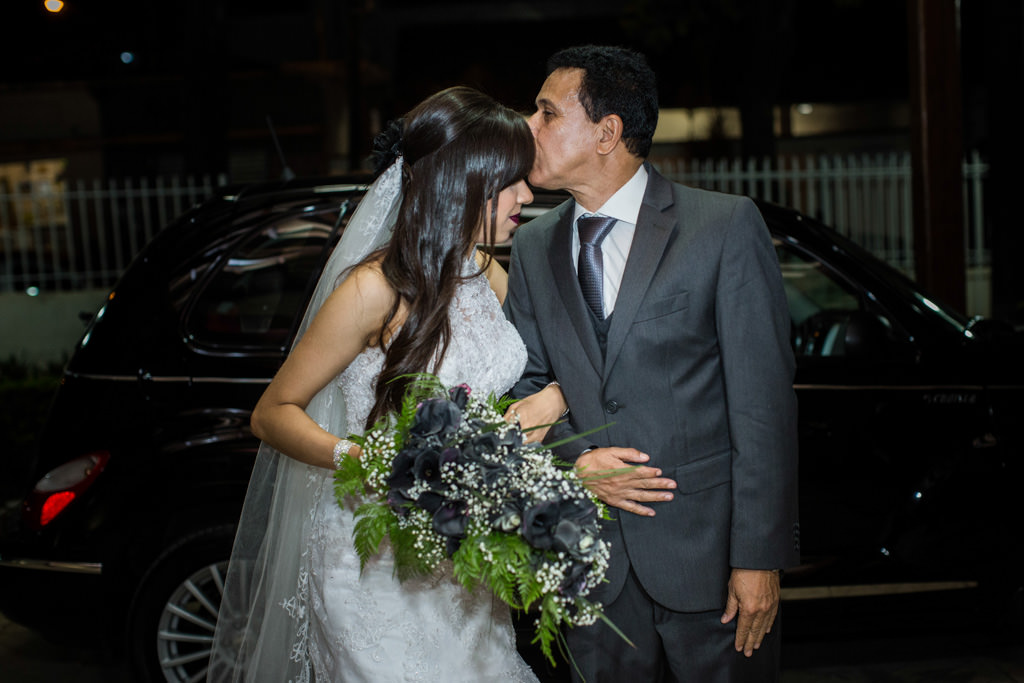 Momento antes de entrar na igreja Rafaela recebe um beijo de seu pai