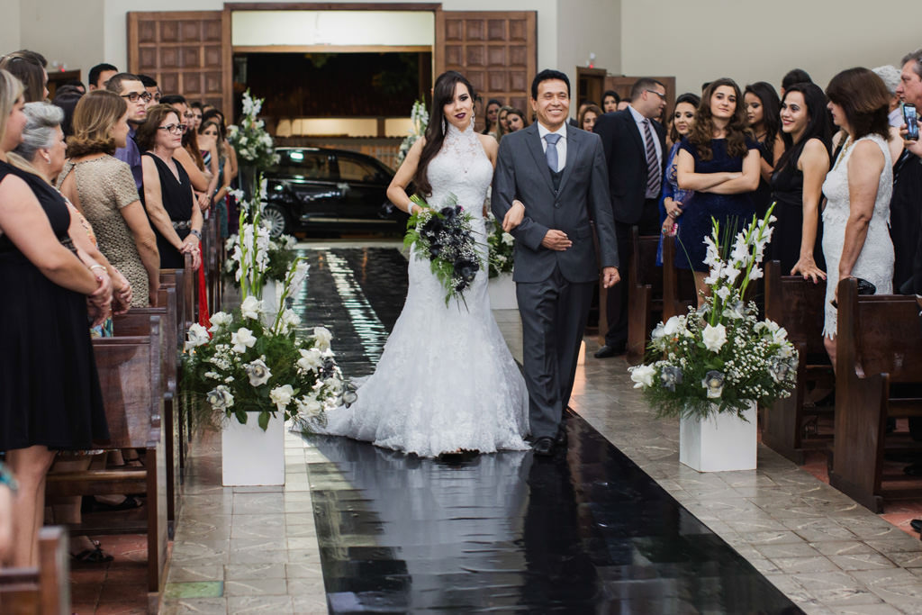 O tapete preto da igreja, para a linda entrada de rafaela e seu pai