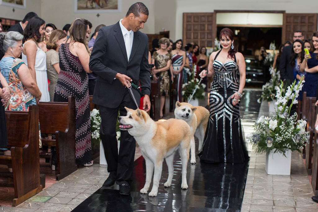 os akitas dos noivos também participaram da celebração dessa união entrando na igreja
