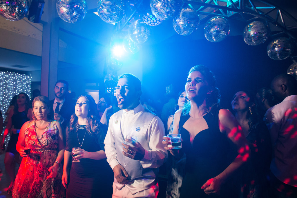 aproveitando a festa henrique e seus convidados