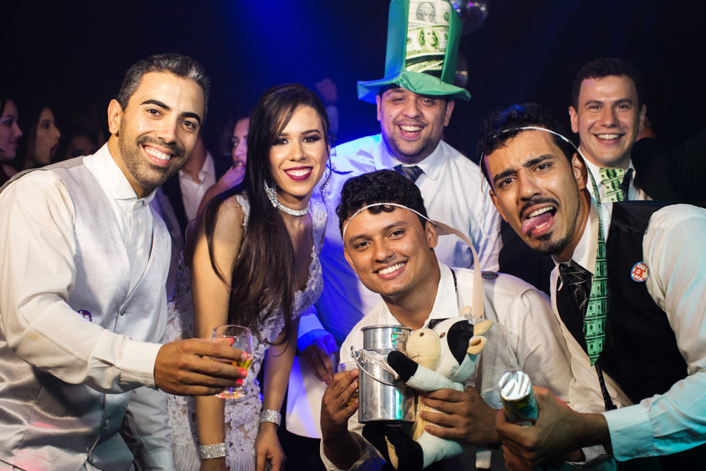 já no final da festa os noivos e seus melhores amigos e vaquinha recolhida na festa