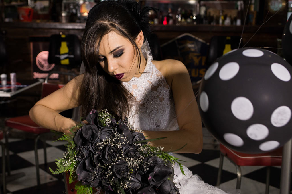 rafaela e seu buque preto no underground pub em bh