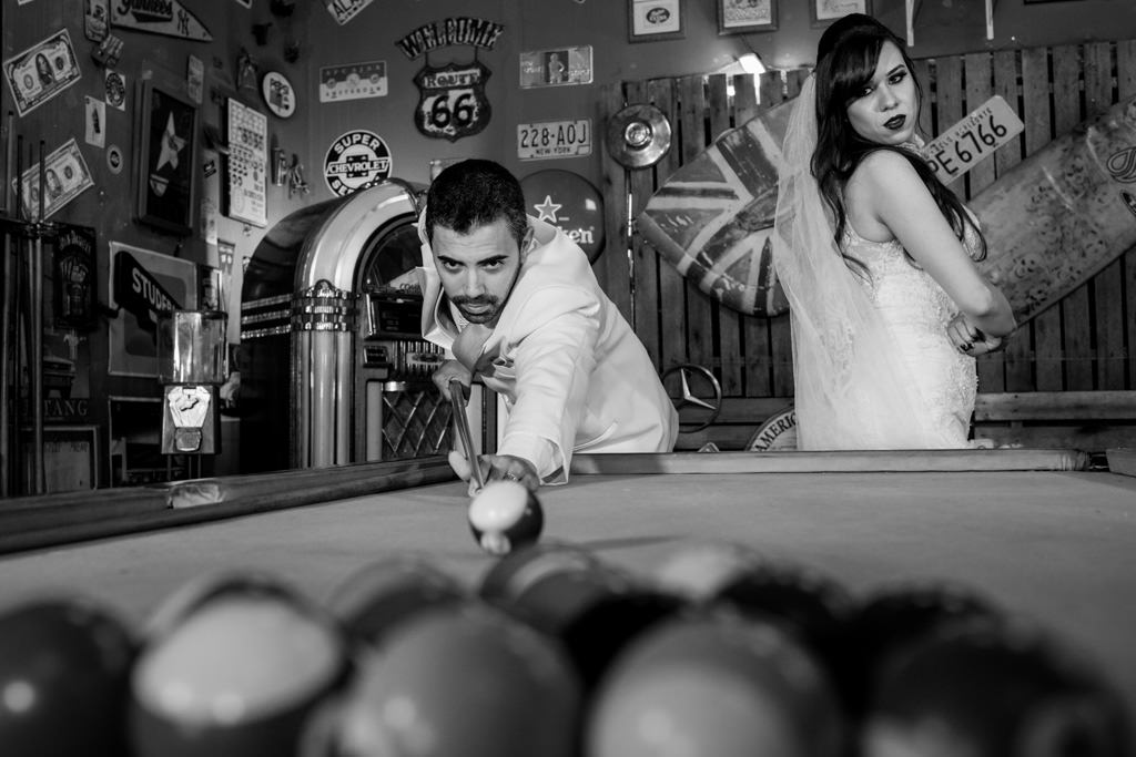 Henrique se exibindo jogando sinuca sob o olhar atento de sua linda noiva rafaela