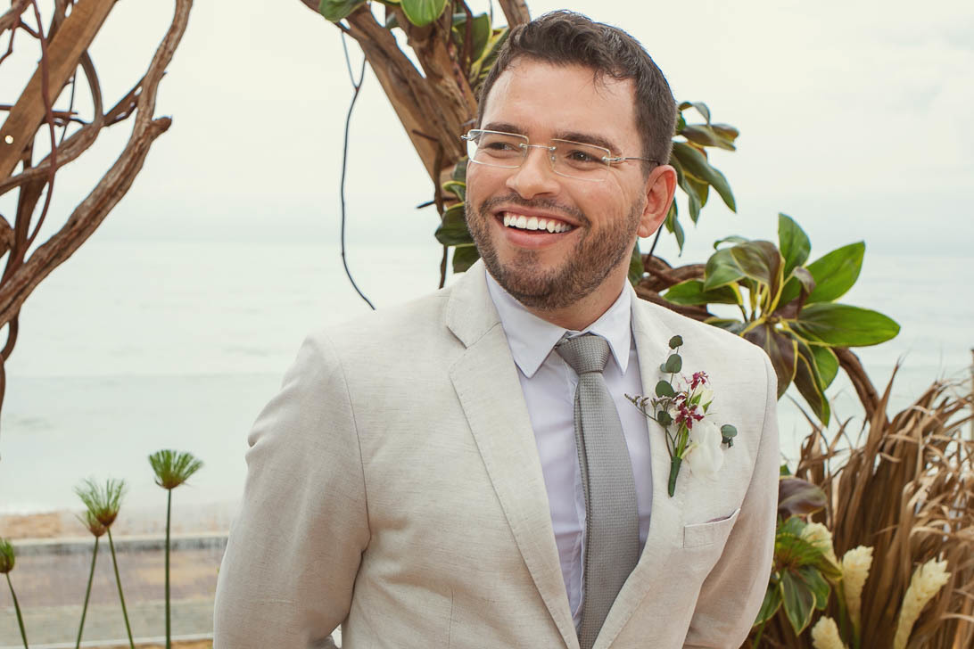 O olhar de alegria do noivo, com uma linda decoração e com uma vista linda da praia em Maceió