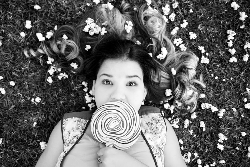 tampando a boca com um enorme pirulito e seu lindo olhar da bianca 15 anos