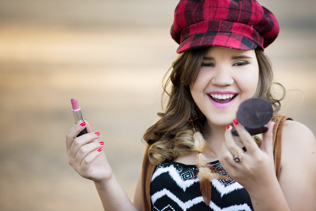 arrumando a maquiagem durante o book e seu lindo sorrisso