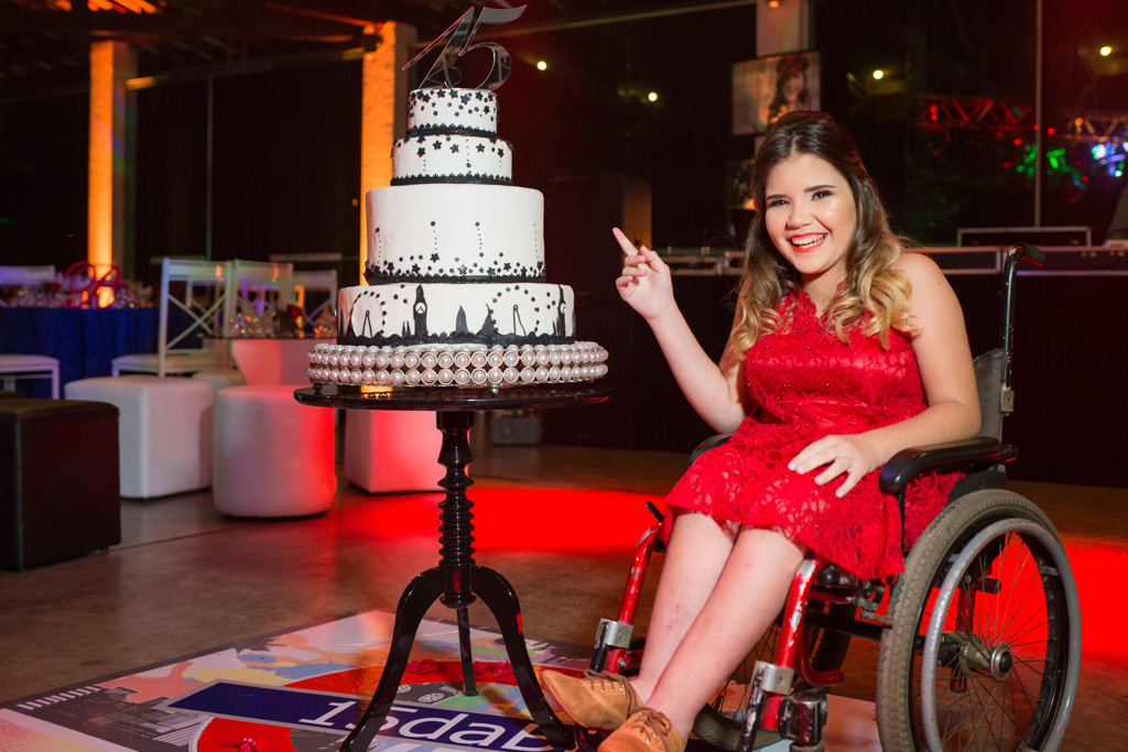 a festa da bianca 15 anos foi londres e ela toda sorridente ao lado do bolo