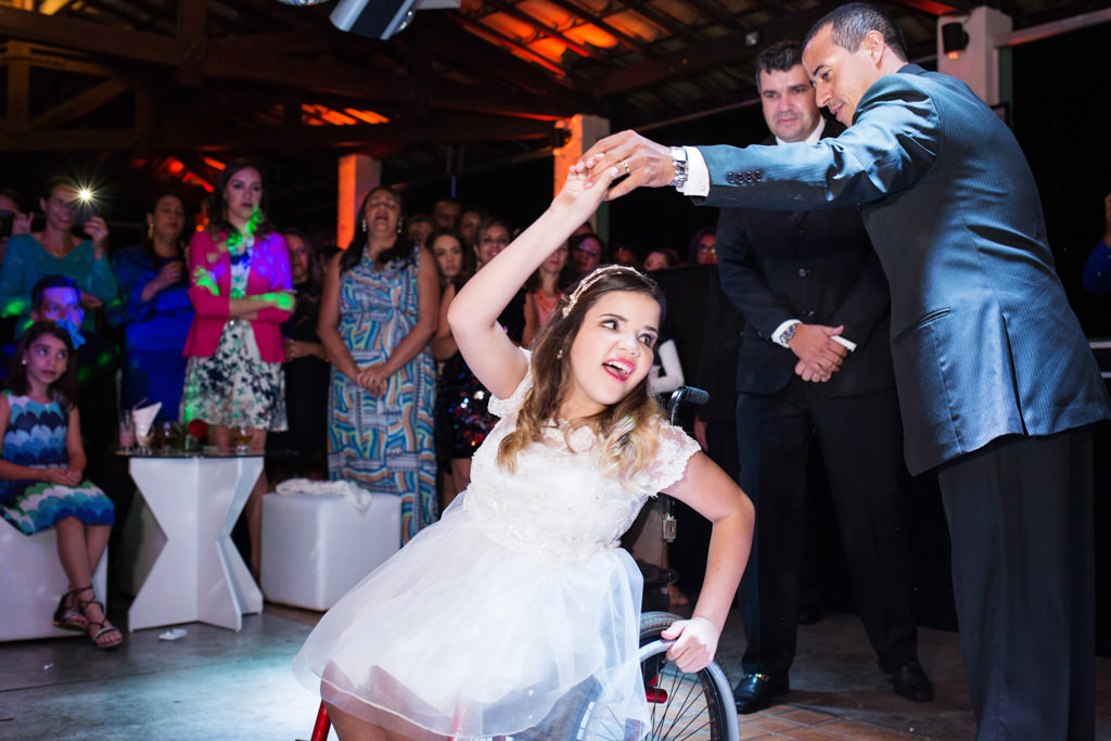 durante a valsa com seu pai a alegria de bianca 15 anos