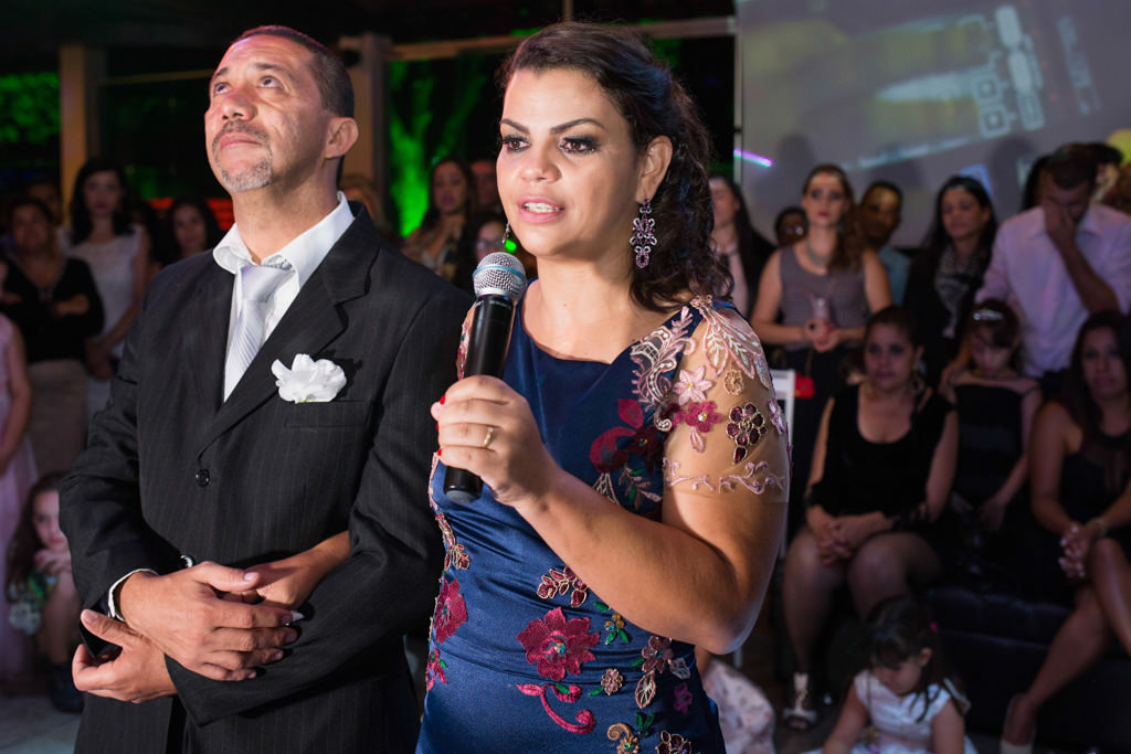 sua mãe kelly e seu pai edson falando para bianca durante a festa de 15 anos