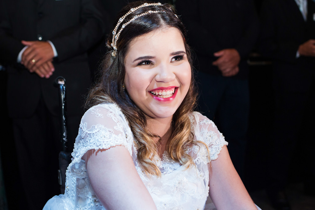 o lindo sorriso de bianca 15 anos durante a homenagem