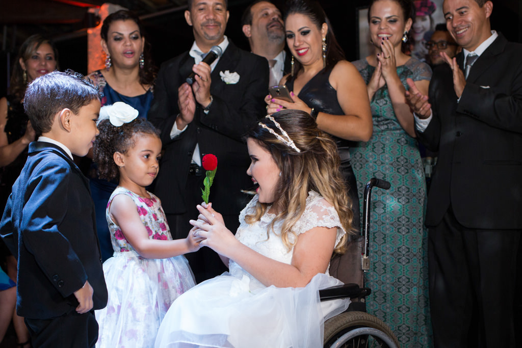 momento onde sua prima querida e seu irmão a entregam uma linda rosa a bianca