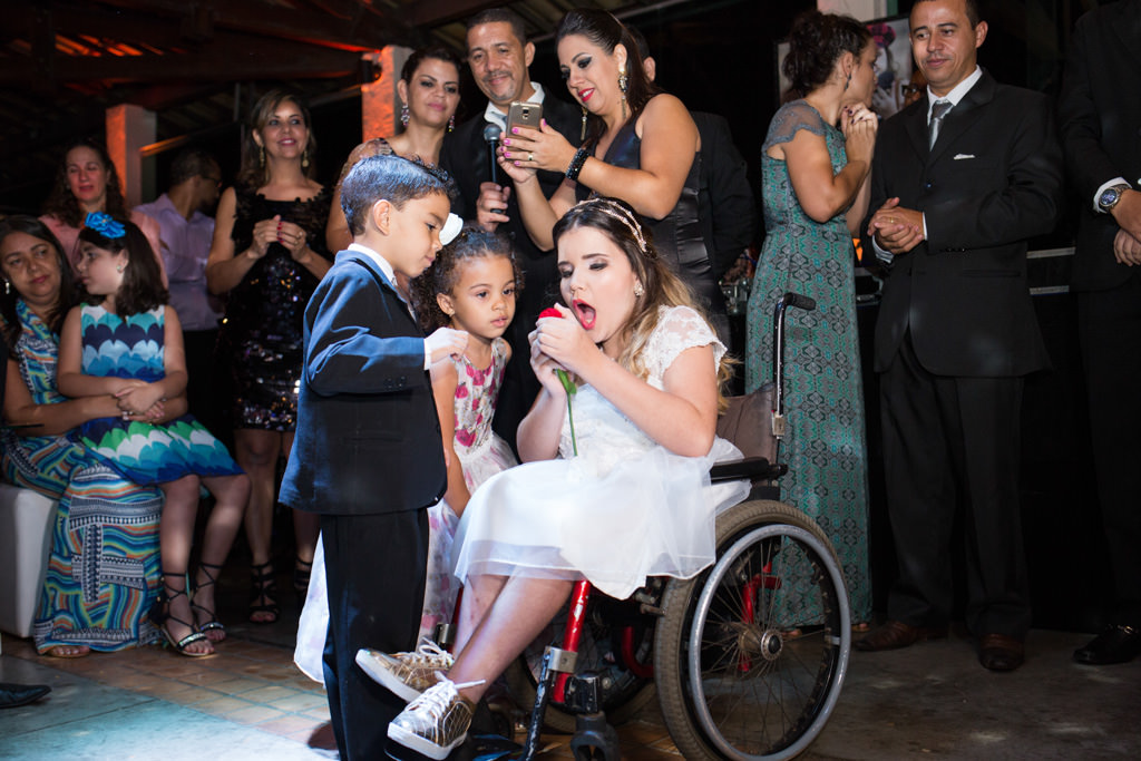 a cara de surpresa de bianca ao abrir a rosa e receber o seu anel do ani versário de 15 anos