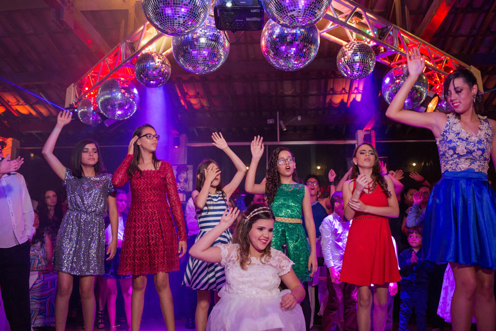 bianca dançando e aproveitando sua festa de 15 anos