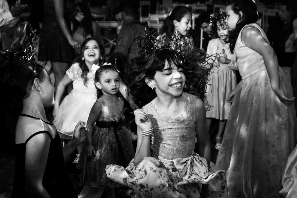 a irmã de bianca dançando na pista no aniversário de 15 anos da bianca