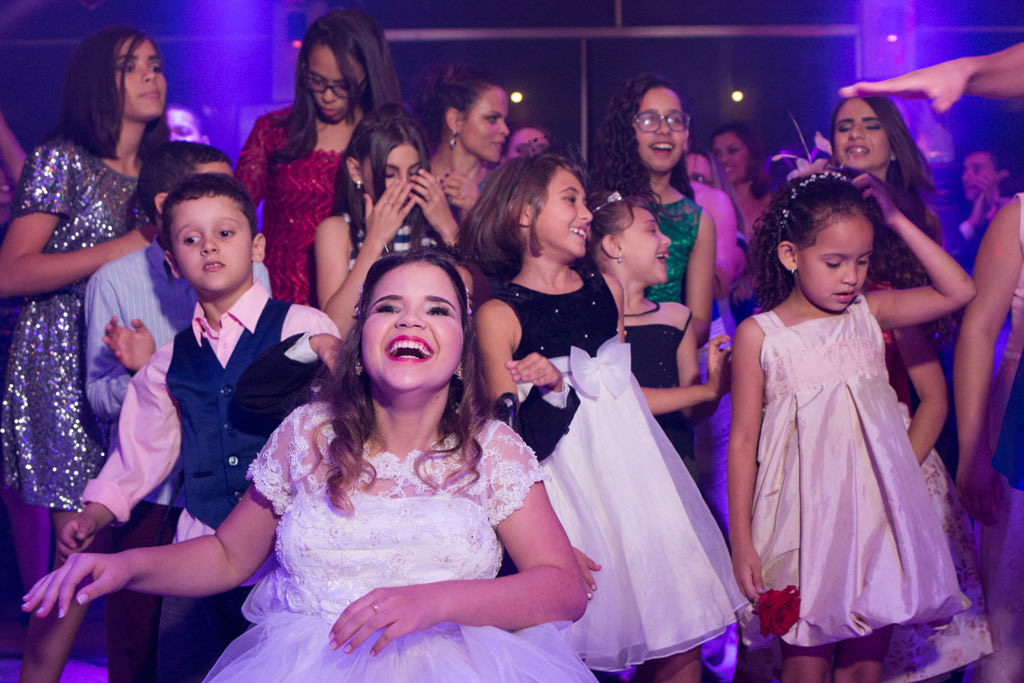 bianca aproveitando a boate com toda a sua alegria