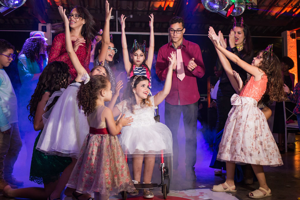 girando, pulando na cadeira de rodas bianca e suas amigas na boate