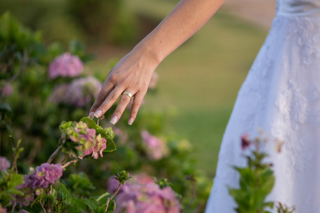 pós casamento no solar do engenho em sete lagoas, onde Driely com detalhe na sua aliança e lindas flores
