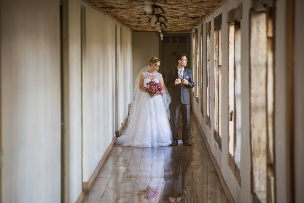 no corredor do antigo hotel solar do engenho William e Driely todo elegante