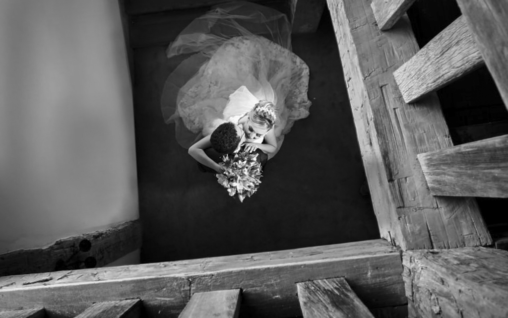 servindo de moldura uma antiga escada a dança do casal recém casados