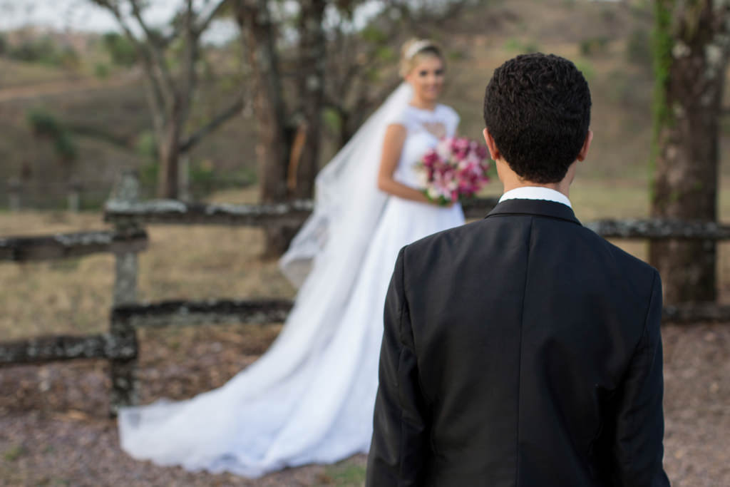 driley ao fundo desfocada e o olhar de William em sua amada