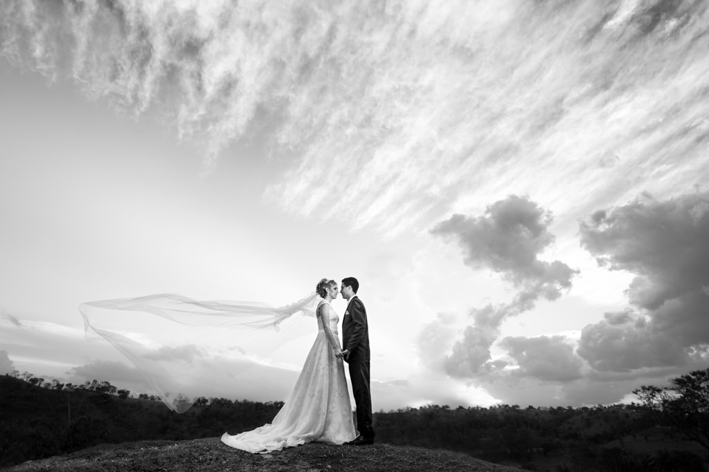 com um lindo céu formado por nuvens, formam a linda moldura para driely e william