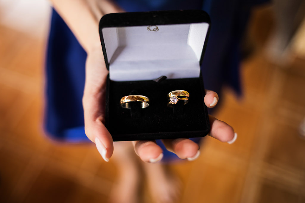 Renata segurando as alianças momentos antes de ir para a cerimônia