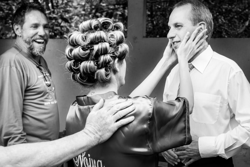 Nos últimos preparos antes da cerimônia Renata fazendo um carinho em seu pai que já estava saindo para cerimônia no condomínio nossa fazenda em belo horizonte