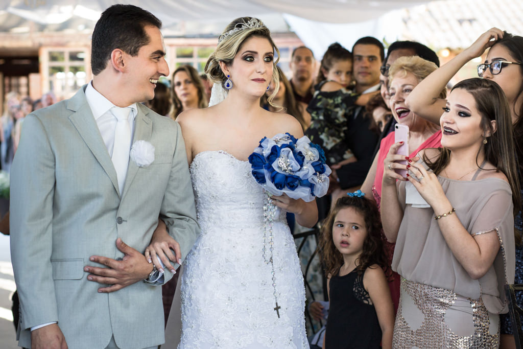 No corredor rumo ao altar Renta e Thiago com o sorriso dele e a emoção da noiva segurando seu lindo burque azul e branco