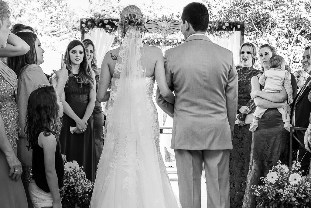 a chegada ao altar a alegria dos padrinhos ao verem a noiva chegando