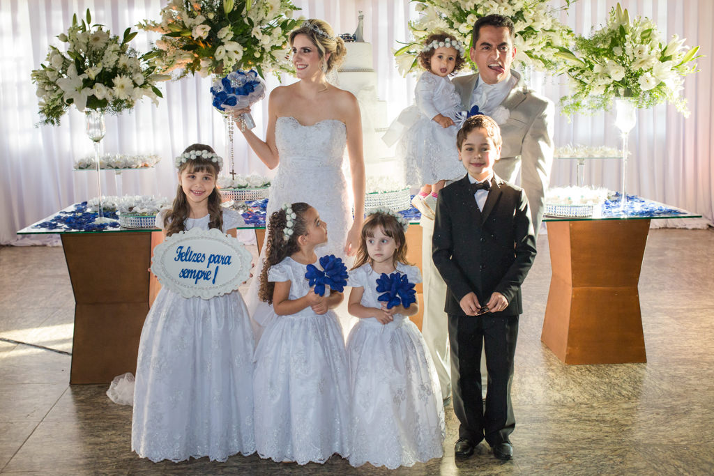 a posse com a daminhas e thiago brincando de fazer careta junto com todas