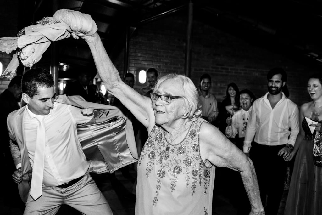 a avó da Renata caiu na dança e mostrou todo o seu gingado com thiago