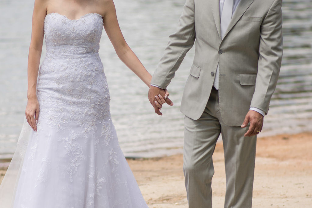 Andando de mãos dadas na areira da prainha do condomínio nossa fazenda em belo horizonte Thiago e Renata