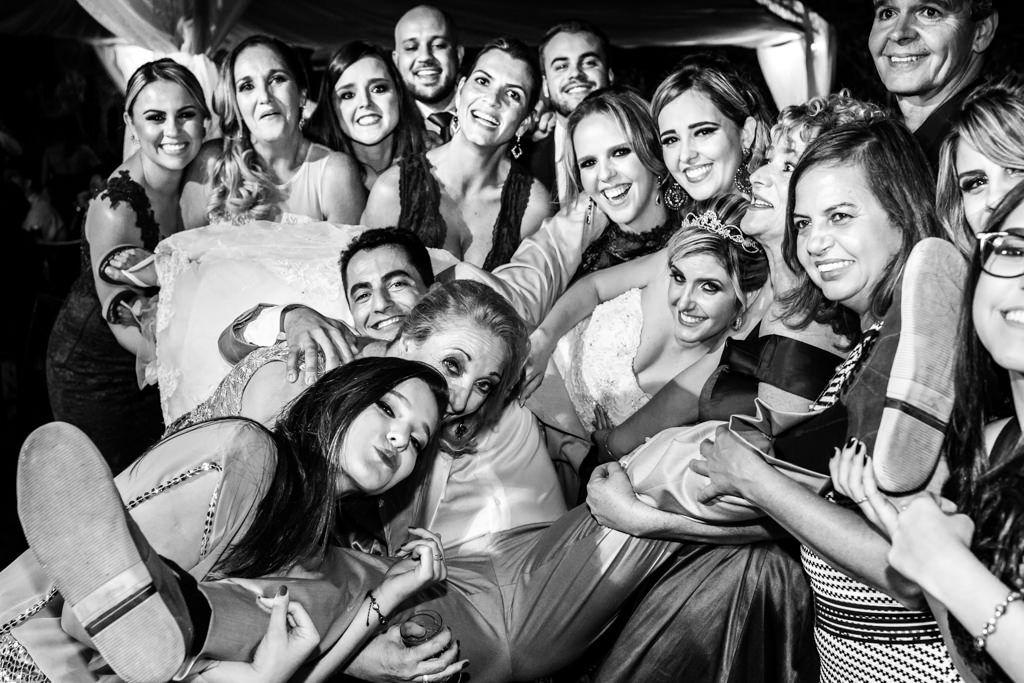 a comemoração dos convidados, padrinhos, madrinhas com os noivos