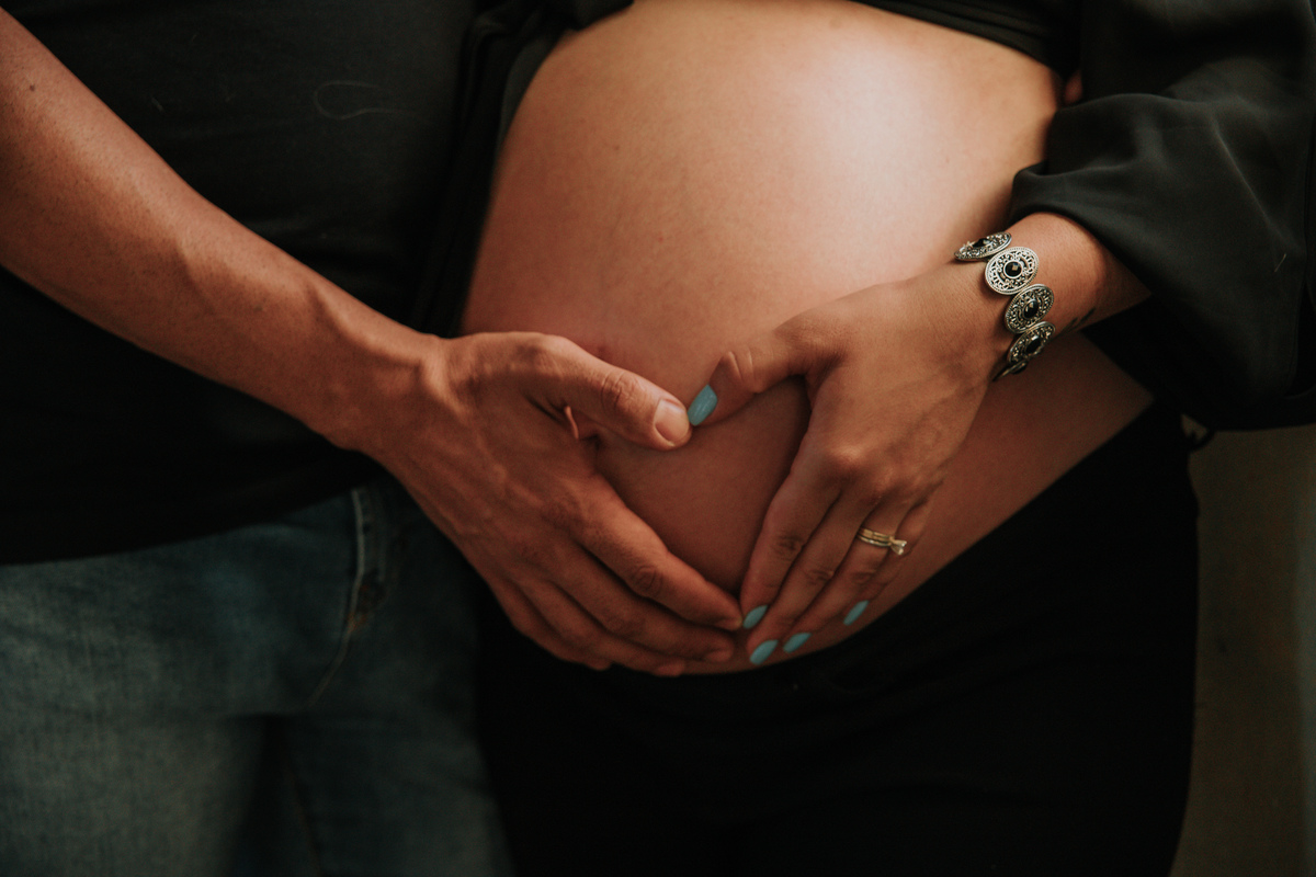ensaio-gestante-casal-mão-na-barriga-coração-com-mãos-Eleuterio-Itapira-rodrigo-bahia-fotógrafo-de-familia-de-mogi-guaçu.jpg
