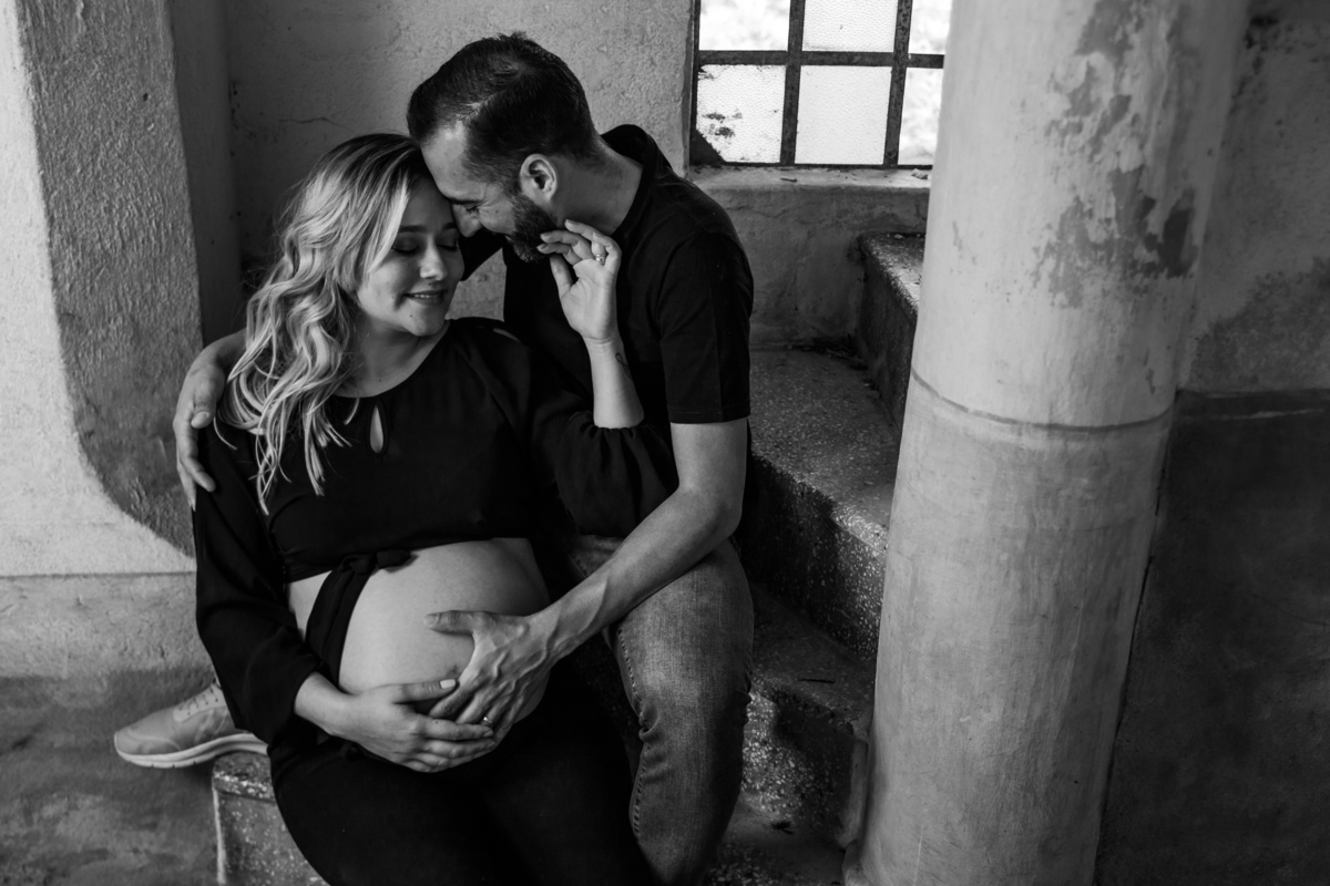 ensaio-gestante-casal-na escada-igreja-Eleuterio-Itapira-rodrigo-bahia-fotógrafo-de-familia-de-mogi-guaçu.jpg