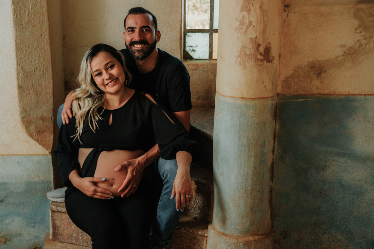ensaio-gestante-casal-escada-igreja-Eleuterio-Itapira-rodrigo-bahia-fotógrafo-de-familia-de-mogi-guaçu.jpg