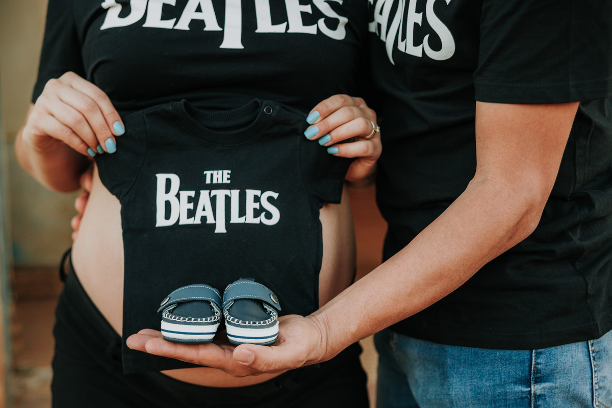 ensaio-gestante-casal-roupinha-sapatinho-bebê-beatles-Eleuterio-Itapira-rodrigo-bahia-fotógrafo-de-familia-de-mogi-guaçu.jpg