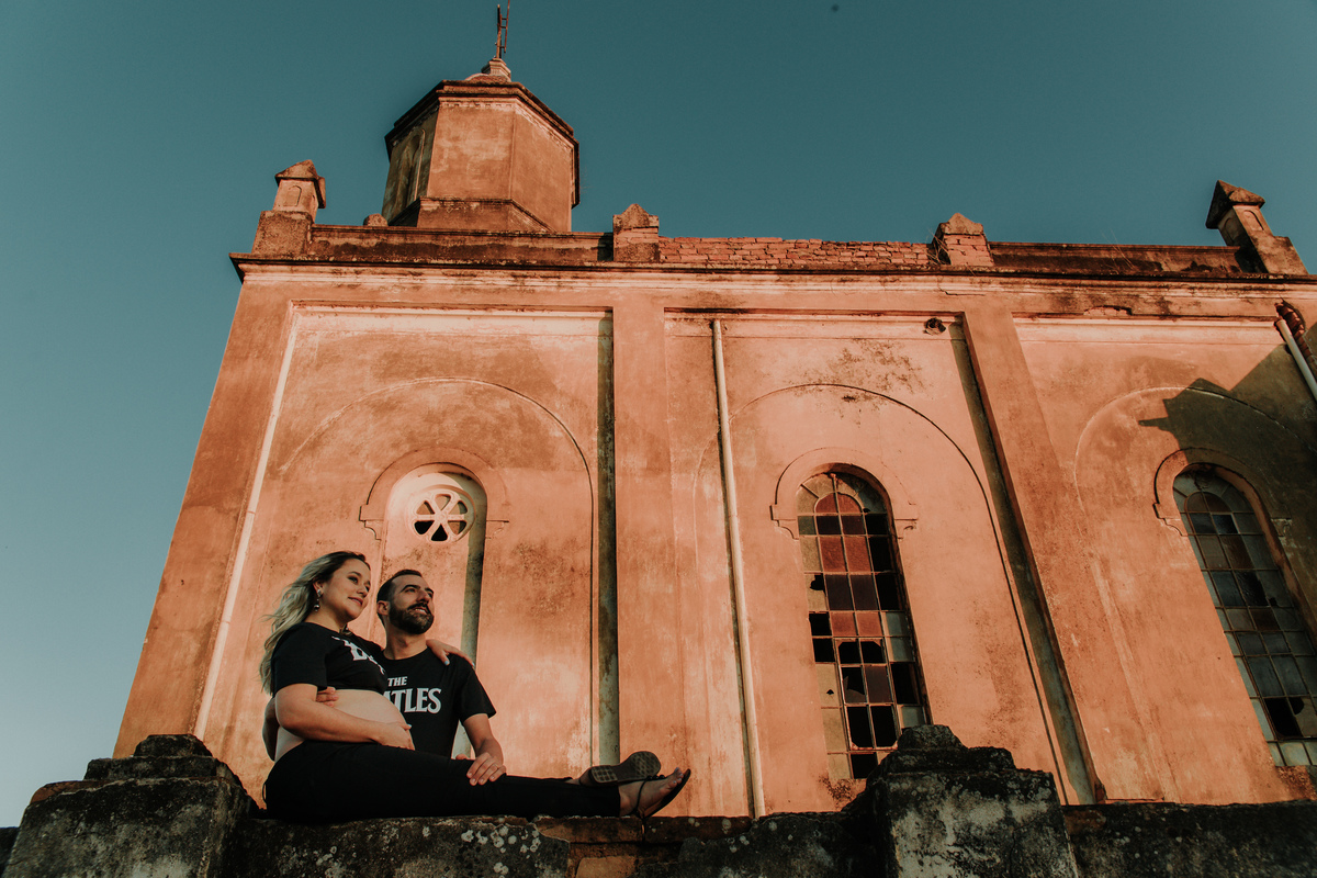 ensaio-gestante-casal-igreja-Eleuterio-Itapira-rodrigo-bahia-fotógrafo-de-familia-de-mogi-guaçu.jpg